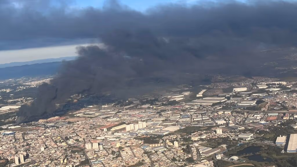 Incêndio em Guarulhos gera coluna de fumaça colossal