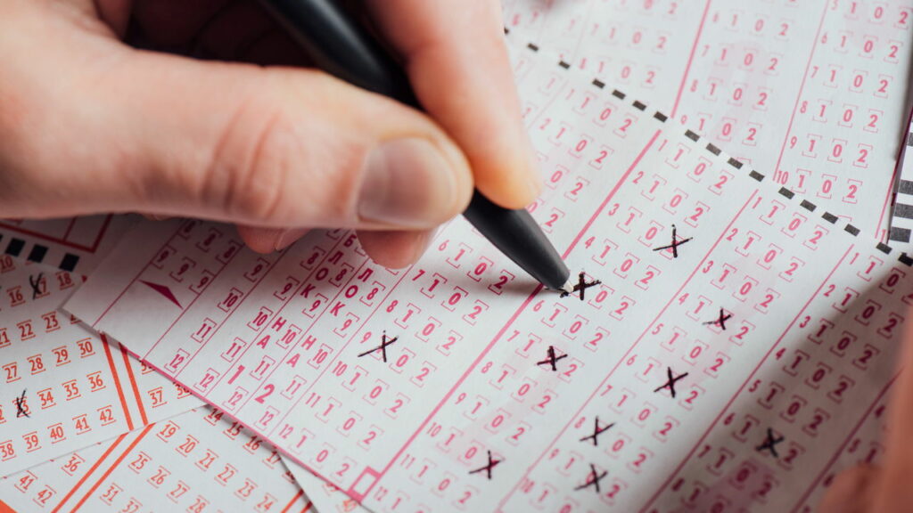 Homem ganha 14 vezes na loteria usando apenas matemática básica