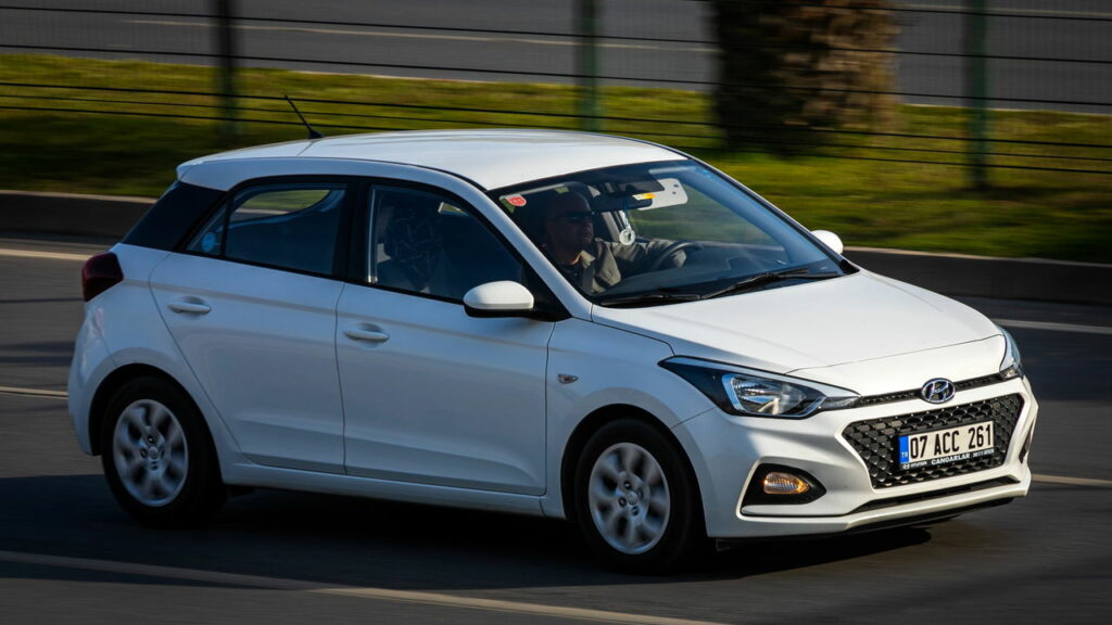 Hyundai HB20 2027 é flagrado em testes e surpreende