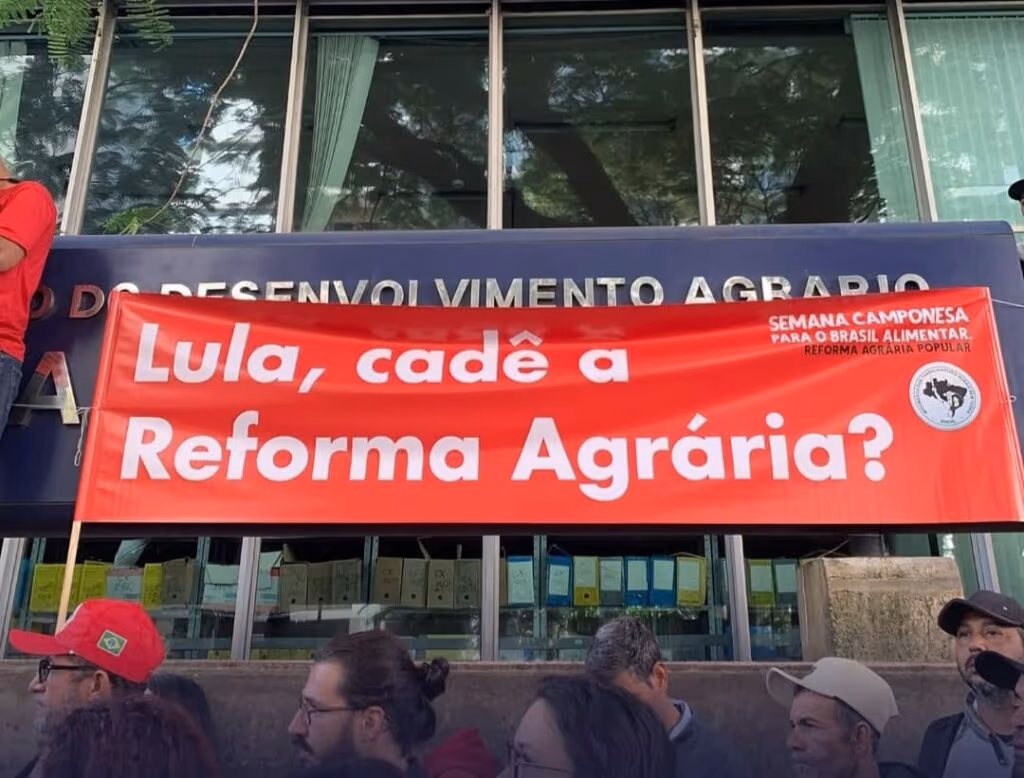 MST ocupa prédios do Incra e cobra o governo Lula
