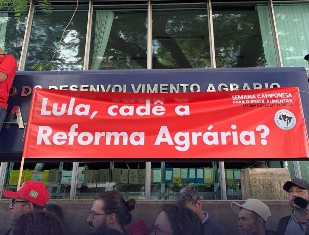 MST ocupa prédios do Incra e cobra o governo Lula