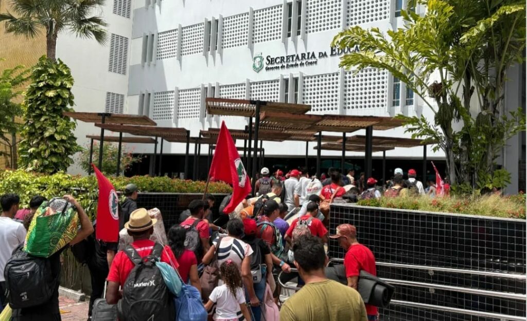 MST ocupa Secretaria de Educação do Ceará