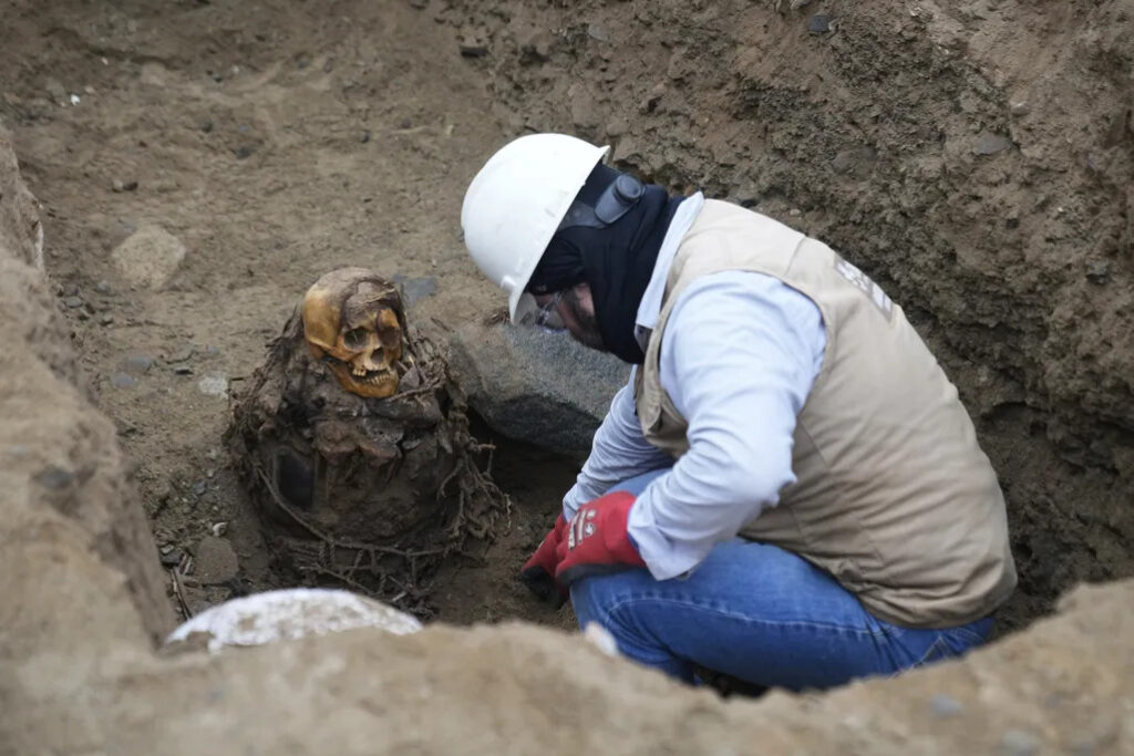 Múmia de 1.000 anos e cabelo ruivo é encontrada intacta sob as ruas de Lima