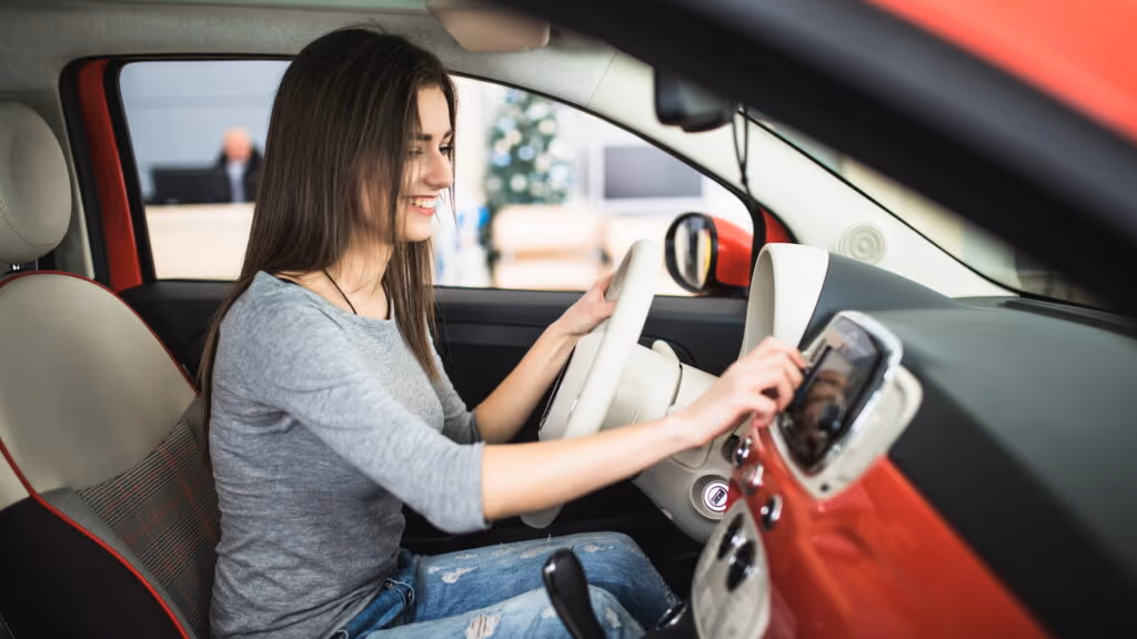 O motivo curioso por trás do gesto de abaixar o som ao estacionar o carro
