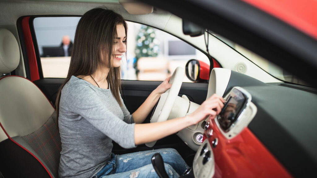 O motivo curioso por trás do gesto de abaixar o som ao estacionar o carro