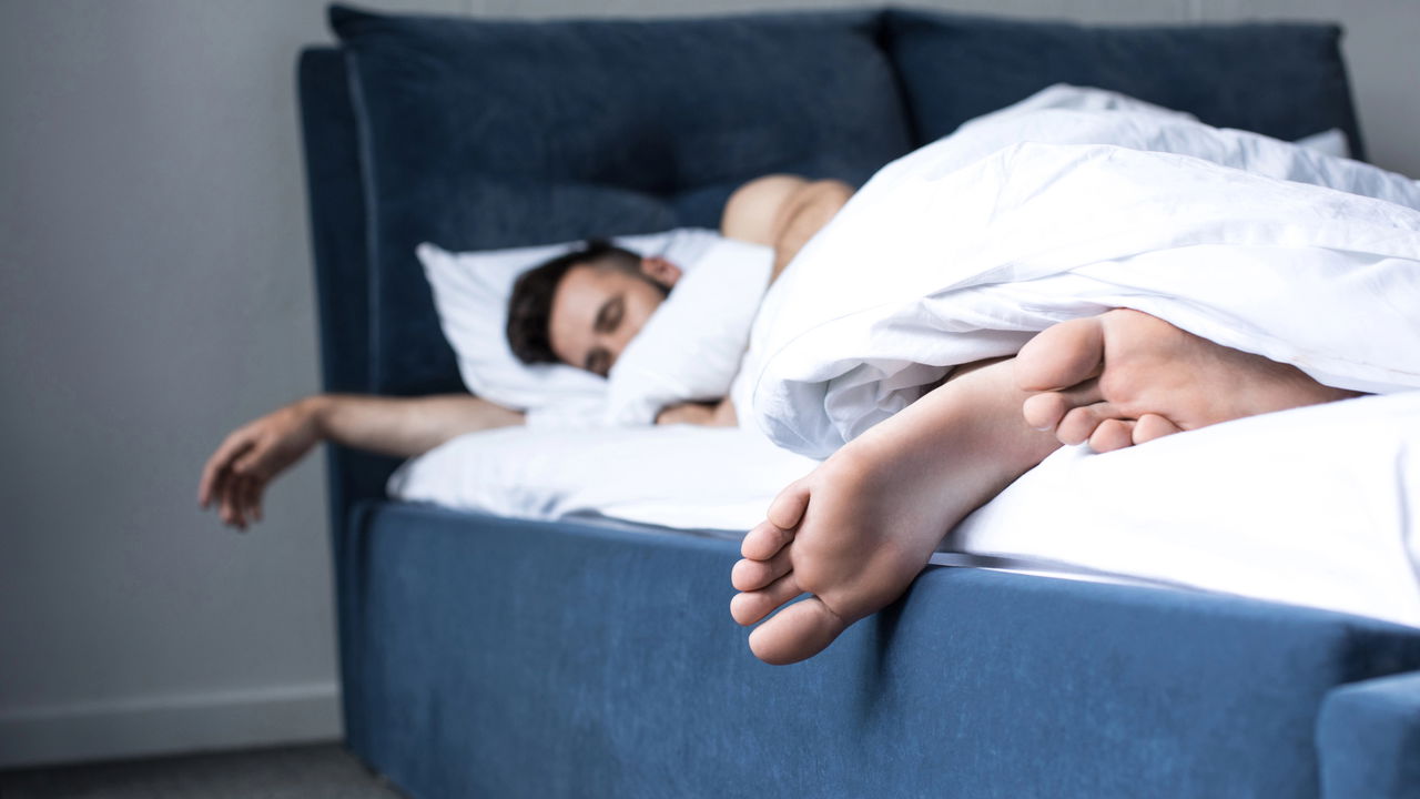 Por que o corpo dá “tranco” quando você está quase dormindo