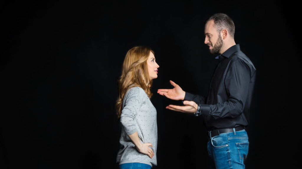 O que significa quando uma pessoa desvia o olhar ao falar, de acordo com a psicologia