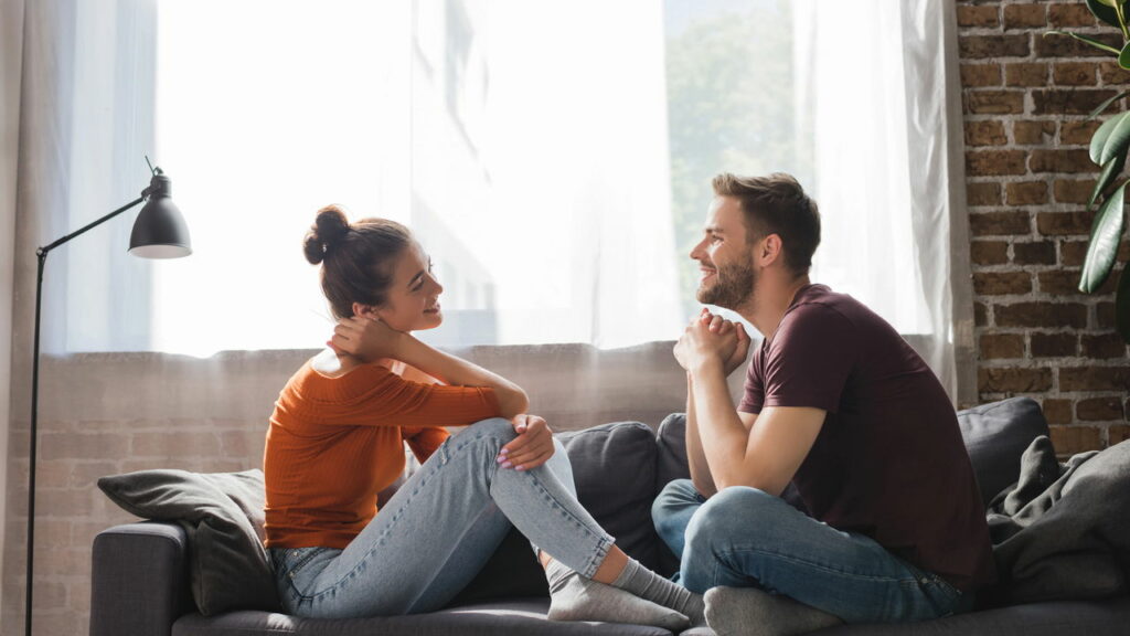 O que significa quando uma pessoa desvia o olhar ao falar, de acordo com a psicologia