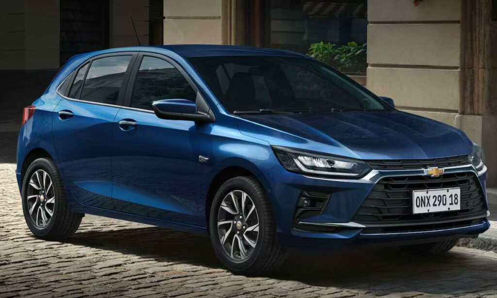 Fiat Argo ou Onix em 2025? O comparativo direto que foca no custo-benefício