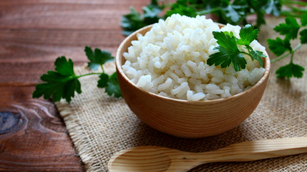 Arroz soltinho sem uma gota de óleo parece impossível, mas é simples demais