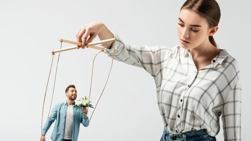 Pessoas com tendência a manipulação costumam usar essas frases, segundo a psicologia