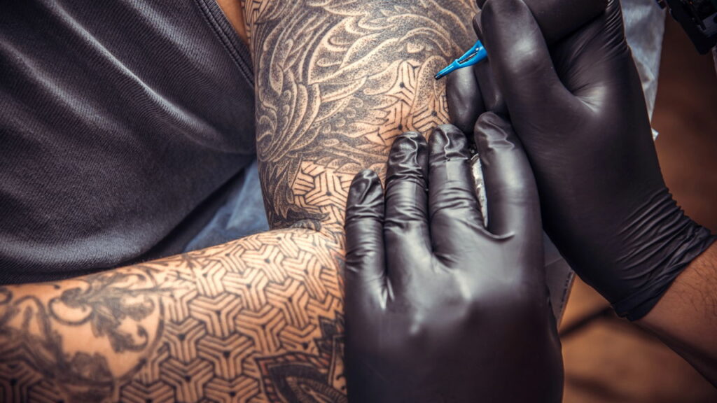 Qual a parte do corpo onde a tatuagem dói mais?