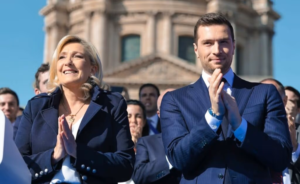 Investigadores revistam sede do partido de Marine Le Pen