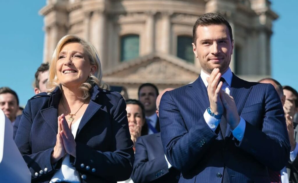 Investigadores revistam sede do partido de Marine Le Pen