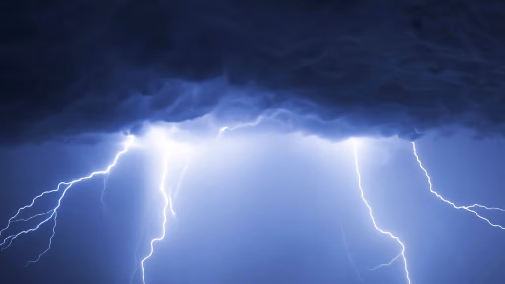 Raio abre buraco enorme em pista de aeroporto nos Estados Unidos