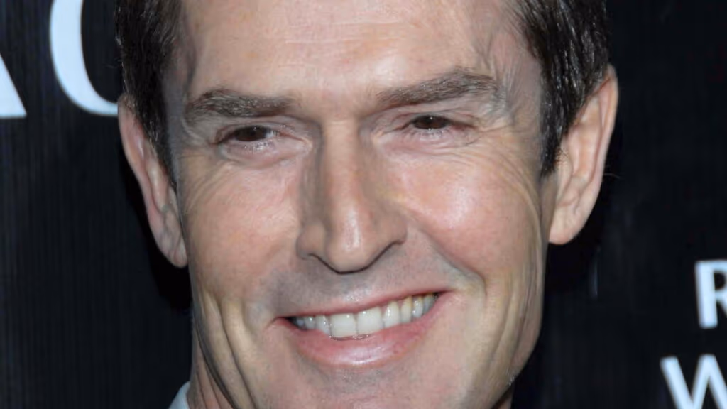 Ator revela surpreendente saída de “Emily em Paris”