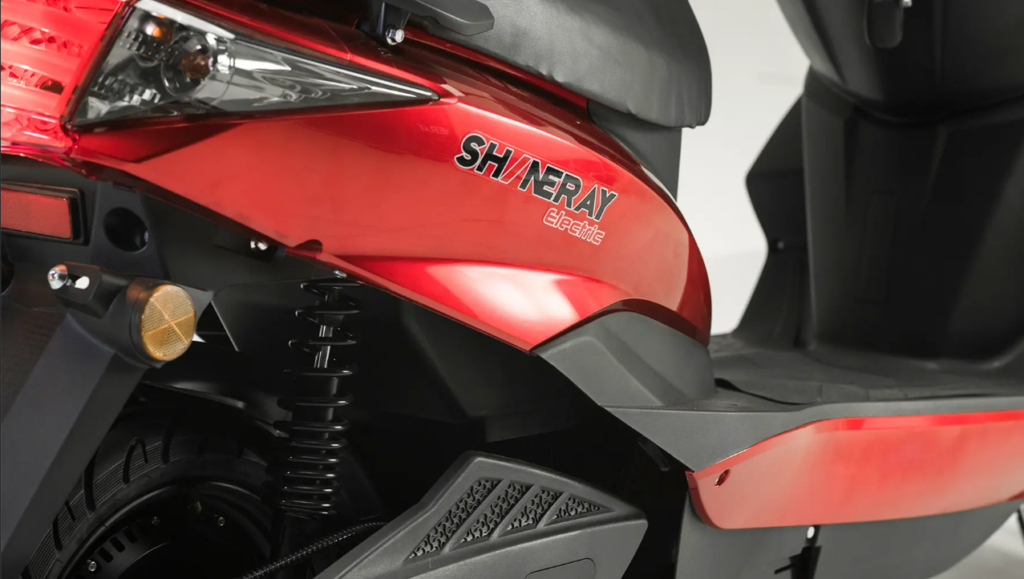 Shineray lança scooter que carrega em casa e roda 80 km