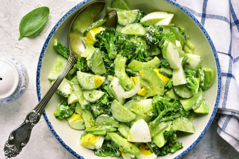 7 saladas ricas em proteínas para o almoço