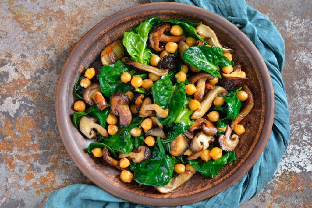 5 saladas quentes ricas em proteínas para o almoço