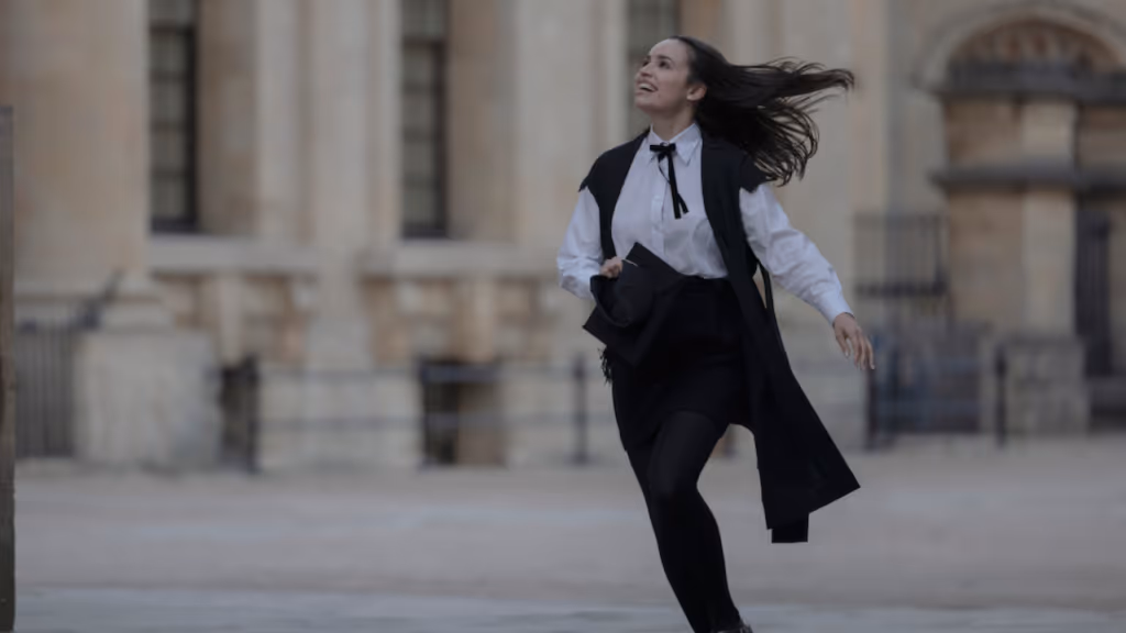 Sofia Carson e Corey Mylchreest brilham em romance ambientado em Oxford