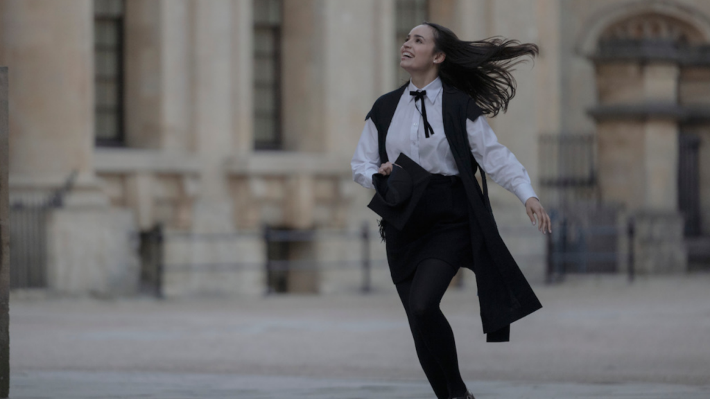 Sofia Carson e Corey Mylchreest brilham em romance ambientado em Oxford