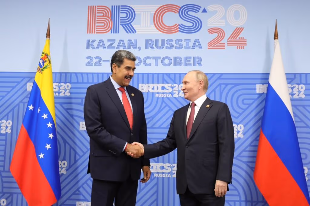 Crusoé: Rússia constrói fábrica de munições para fuzis Kalashnikov na Venezuela