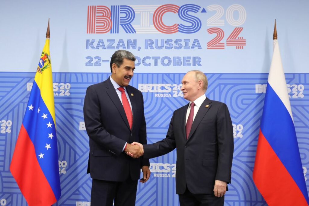 Crusoé: Rússia constrói fábrica de munições para fuzis Kalashnikov na Venezuela