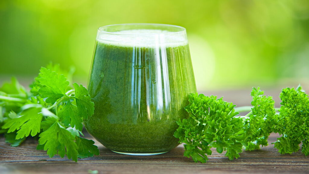 Suco de salsa existe e ele cura! Confira os benefícios para sua saúde