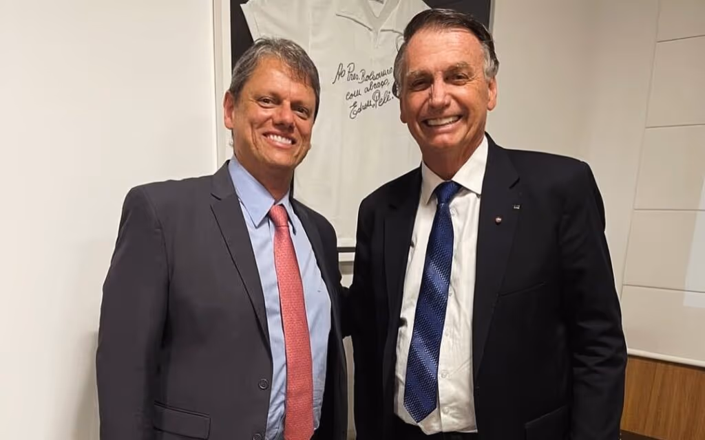 Moraes autoriza visita de Tarcísio a Bolsonaro na Papudinha