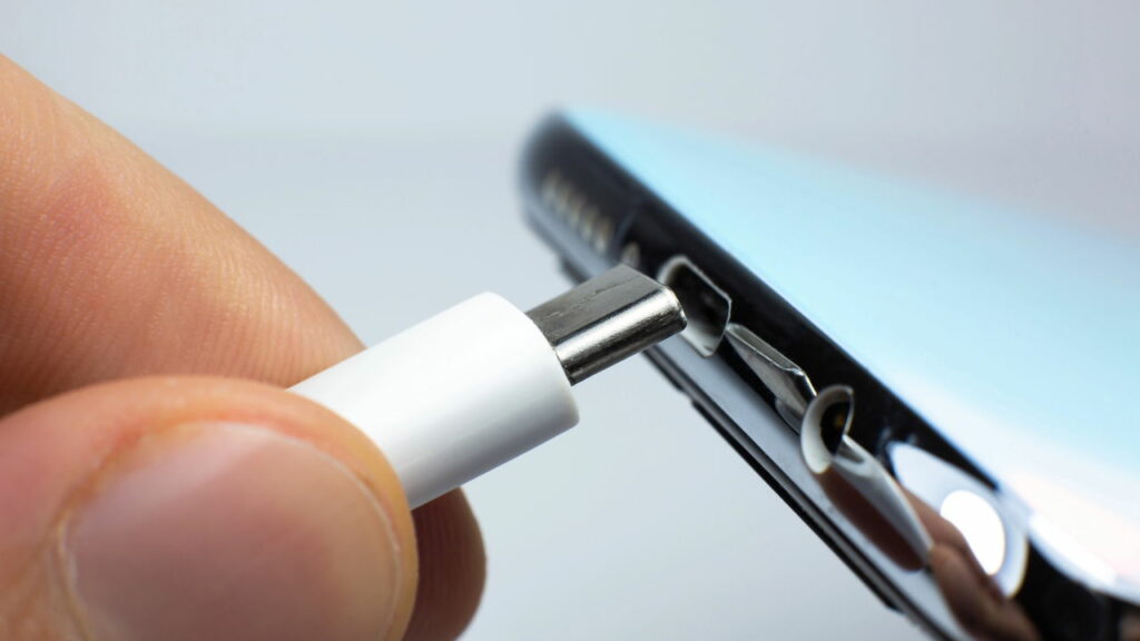 Não use a USB do seu celular só pra carregar! Veja esses truques