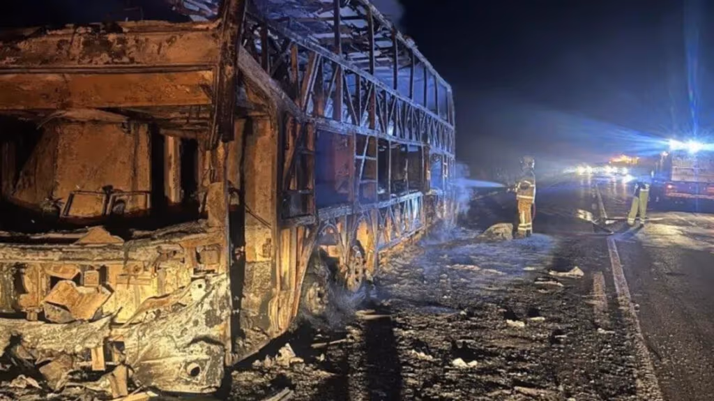 Acidente na BR-262 incendeia ônibus de turismo