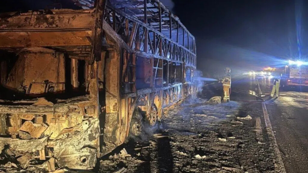 Acidente na BR-262 incendeia ônibus de turismo