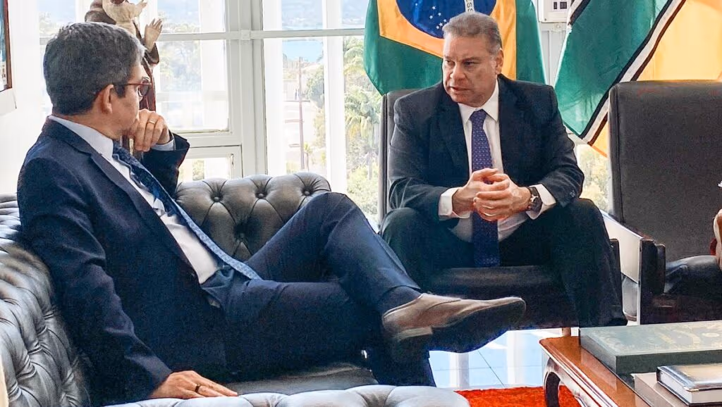 Randolfe se reúne com diplomata dos EUA e critica atuação de Eduardo Bolsonaro