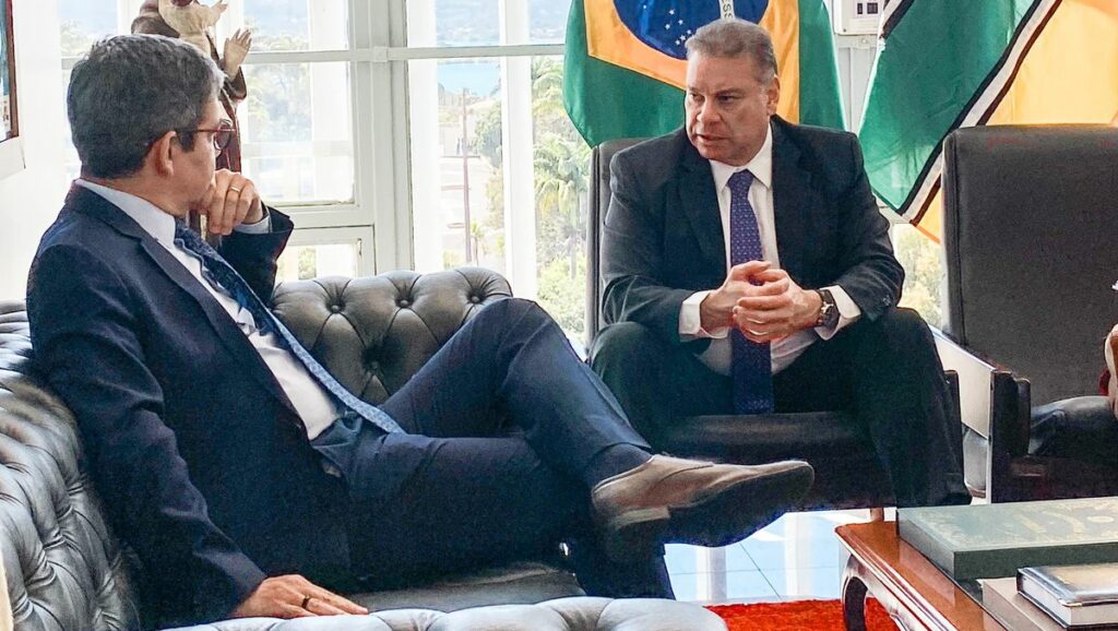 Randolfe se reúne com diplomata dos EUA e critica atuação de Eduardo Bolsonaro