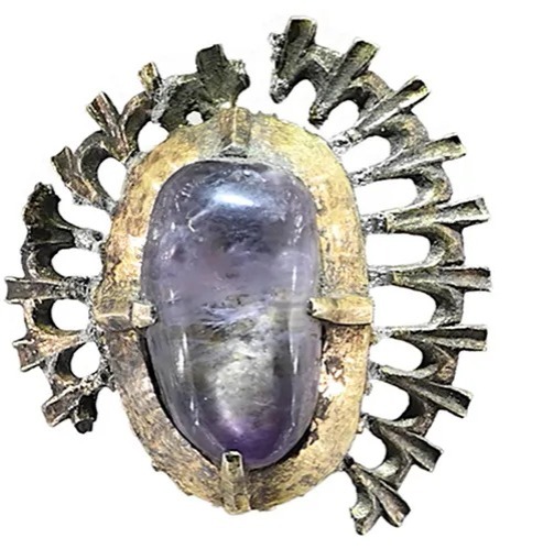 Joia medieval é descoberta e revela costumes da aristocracia