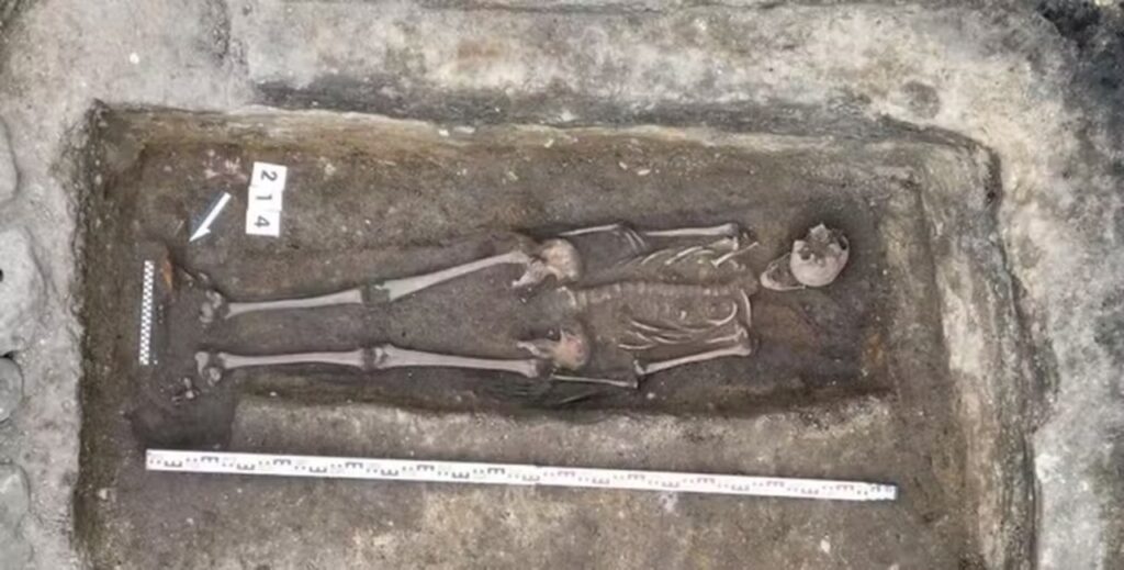 Restos de cavaleiro medieval são encontrados sob sorveteria