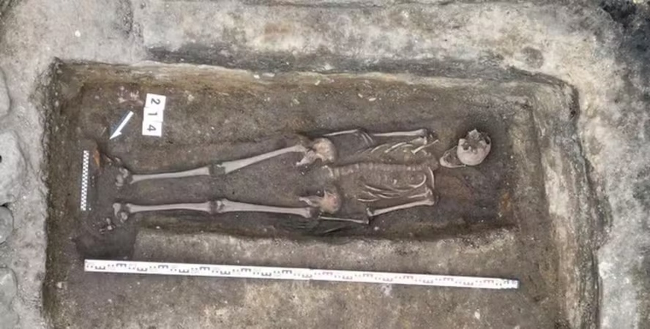 Restos de cavaleiro medieval são encontrados sob sorveteria