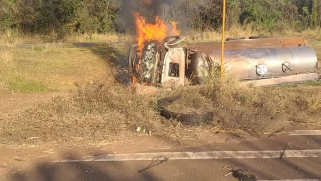 Caminhoneiro é esmagado pelo próprio caminhão em acidente na LMG-865