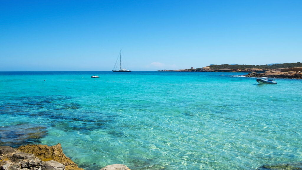Por que a água do mar é salgada, mas a dos rios não?