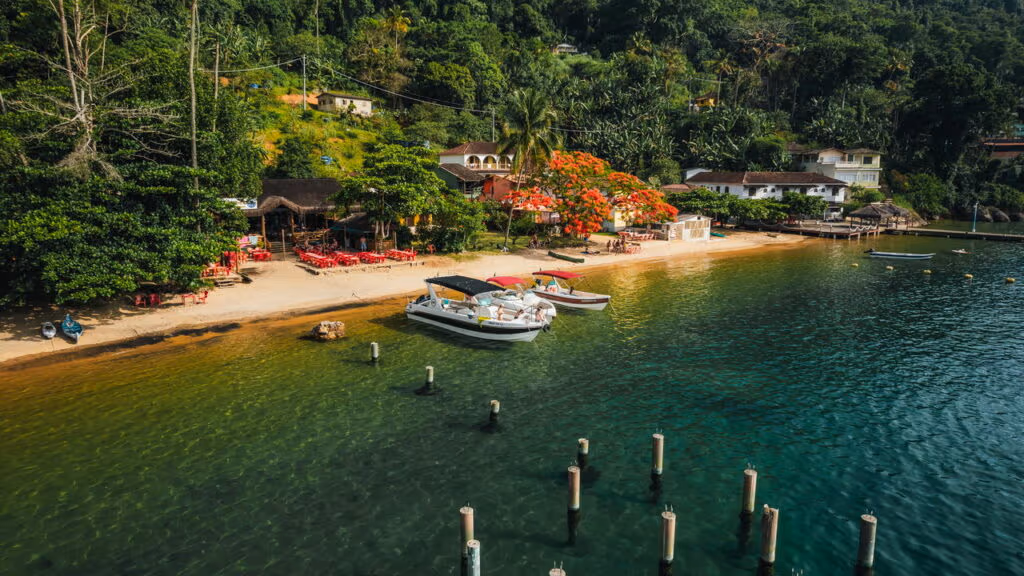 Essa cidade litorânea está hipnotizando viajantes com sua beleza e história