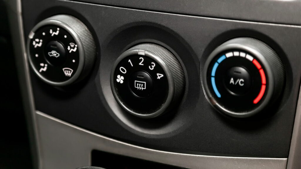O segredo para usar o ar-condicionado do carro sem pesar no bolso