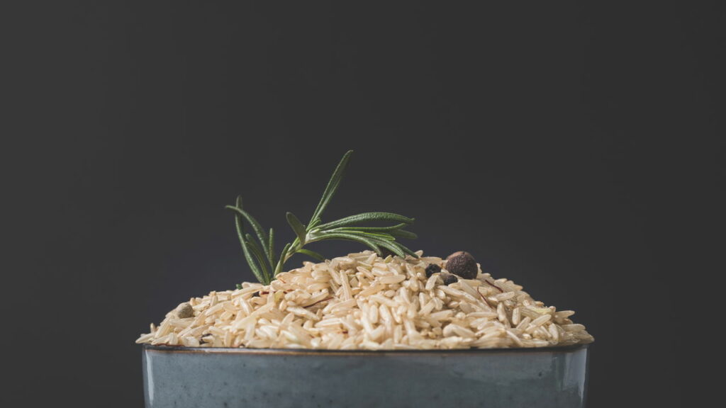 Seu arroz integral nunca mais vai grudar com essas dicas surpreendentes