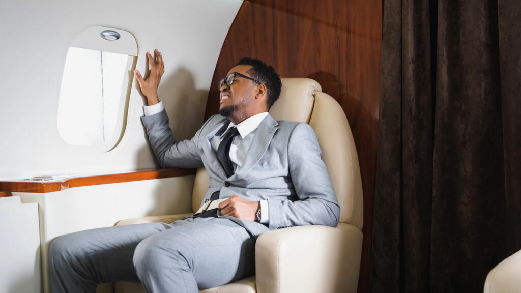 Como escolher o melhor assento do avião para dormir, ver a paisagem ou sair rápido