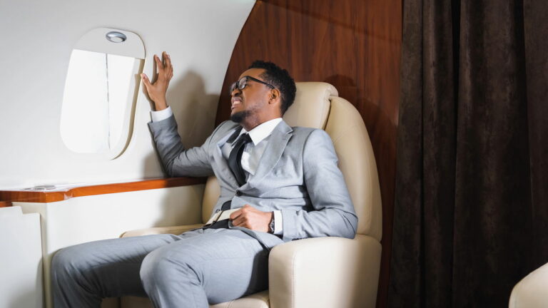 Como escolher o melhor assento do avião para dormir, ver a paisagem ou sair rápido