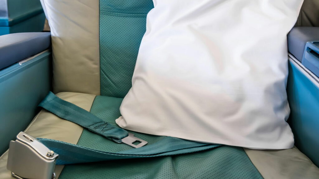 Como escolher o melhor assento do avião para dormir, ver a paisagem ou sair rápido
