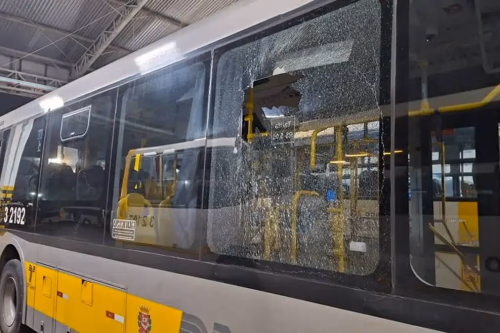 Três pessoas são presas em São Paulo por ataques a ônibus
