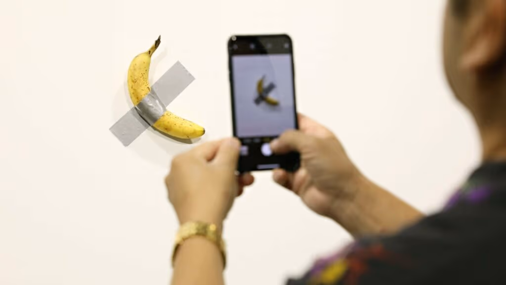 Visitante come banana da obra milionária de Maurizio Cattelan, exposta em museu