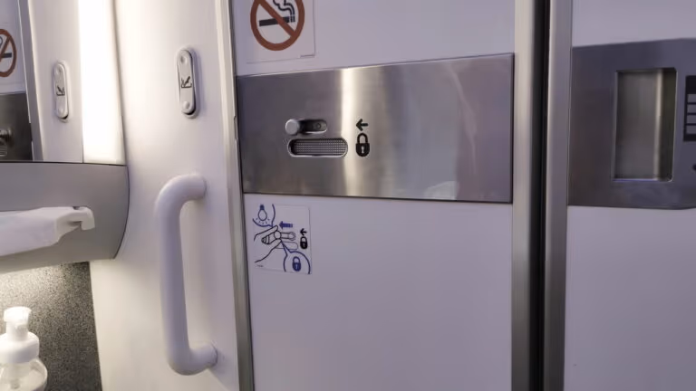 O que poucos sabem sobre o banheiro do avião pode surpreender até viajantes experientes