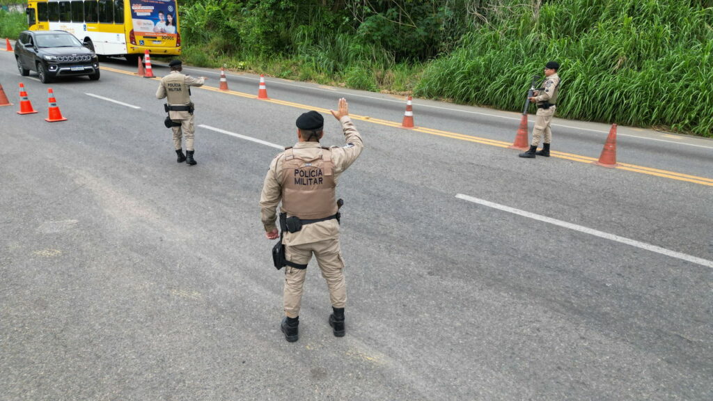 O que diz a lei sobre alertar blitz em grupos de WhatsApp