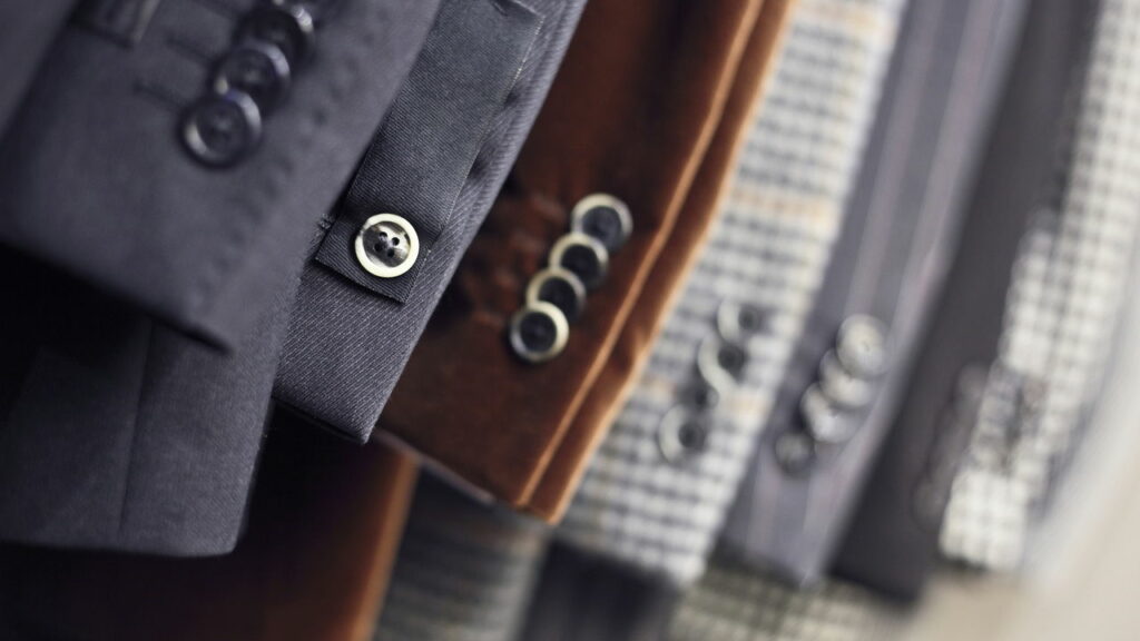 Por que as roupas não abotoam da mesma forma para homens e mulheres?